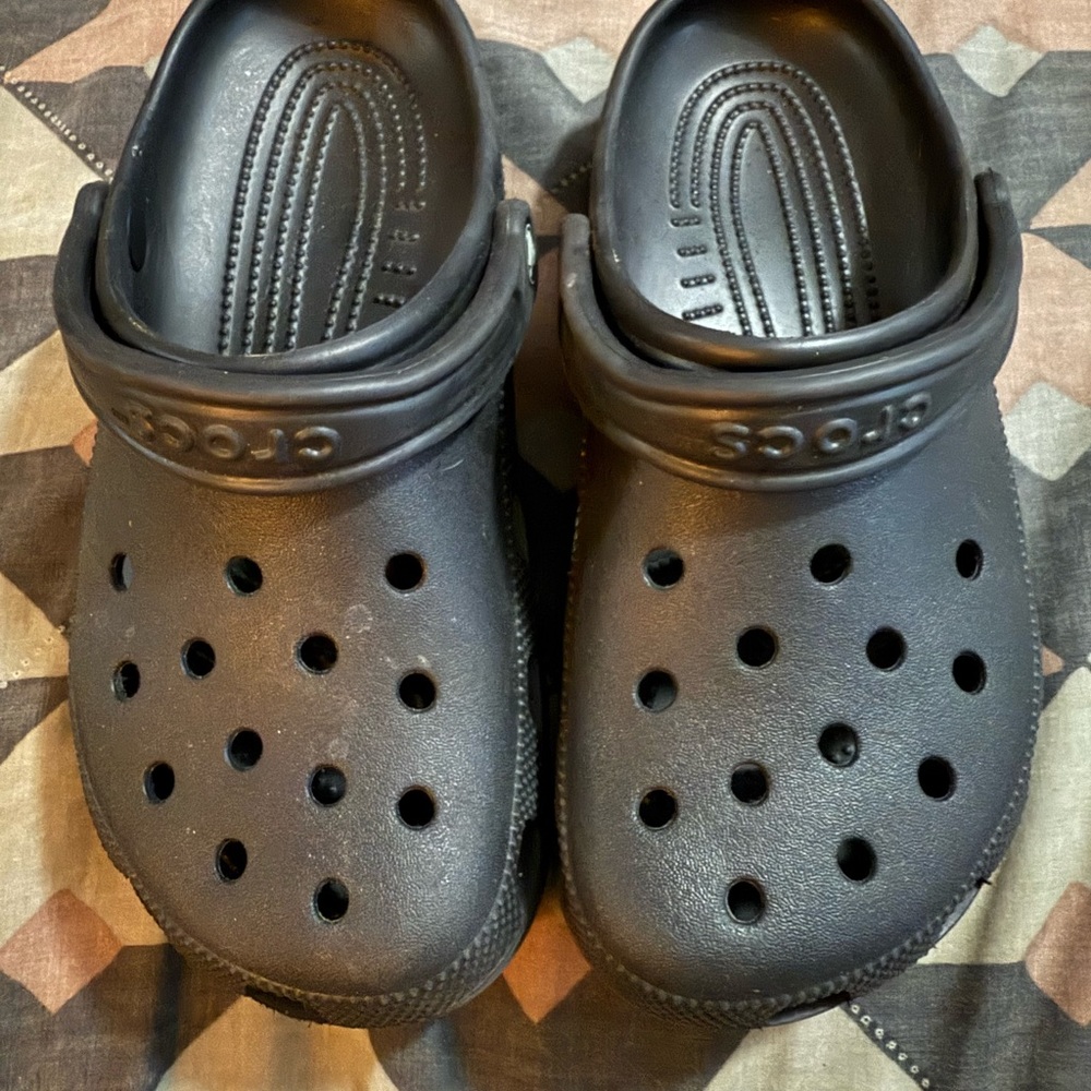 Like New UNISEX CROCS-Black-Men’s Size 6/Women’s 8